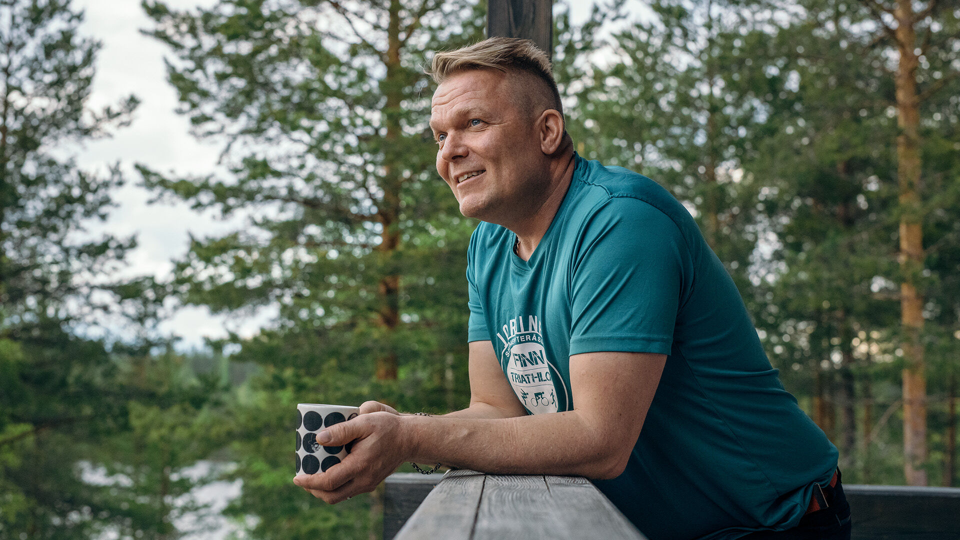 Mies kahvikuppi k&auml;dess&auml; m&ouml;kin verannalla